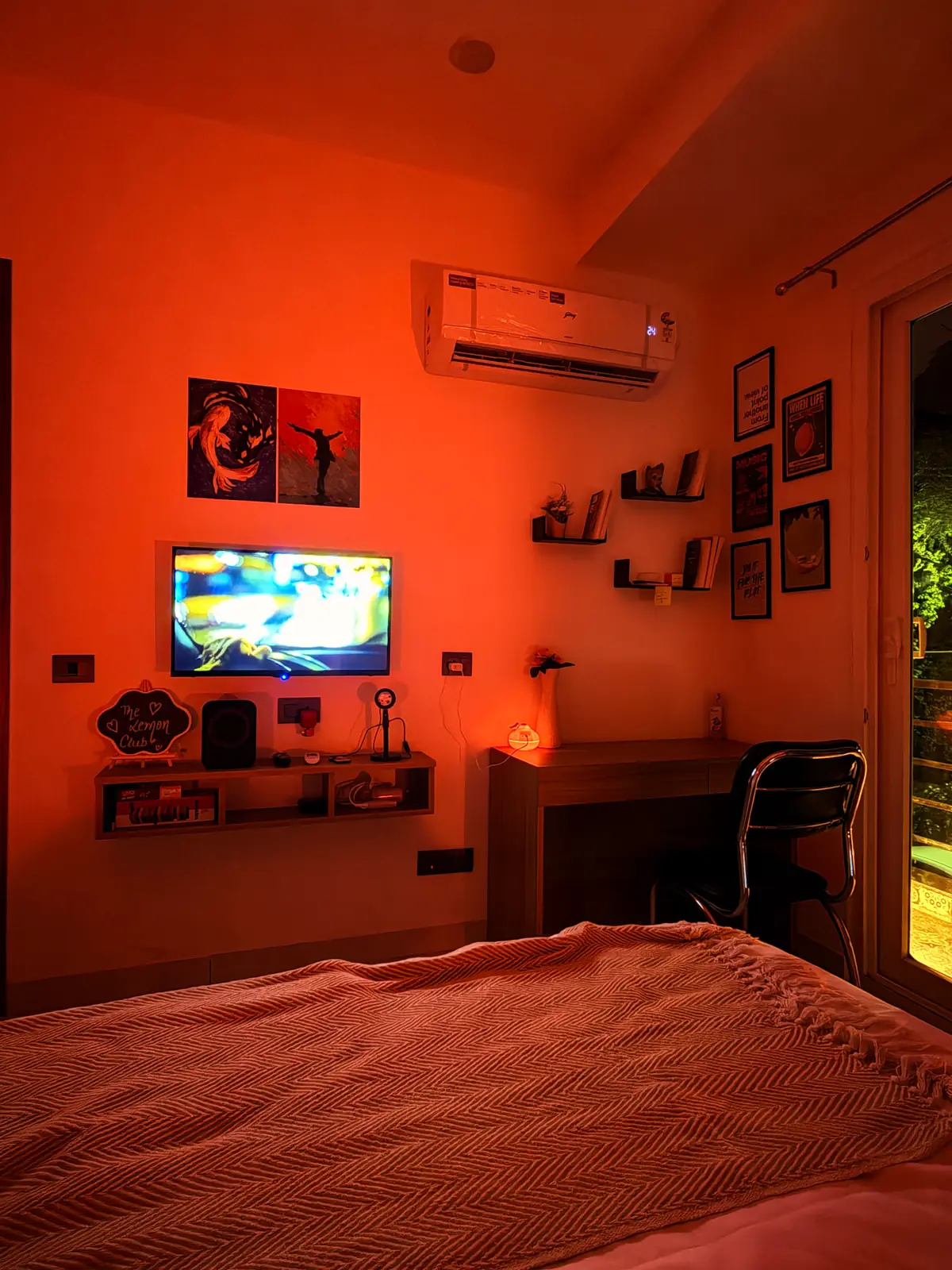 Bedroom with wall-mounted TV, Lemon Club chalkboard and a small workspace